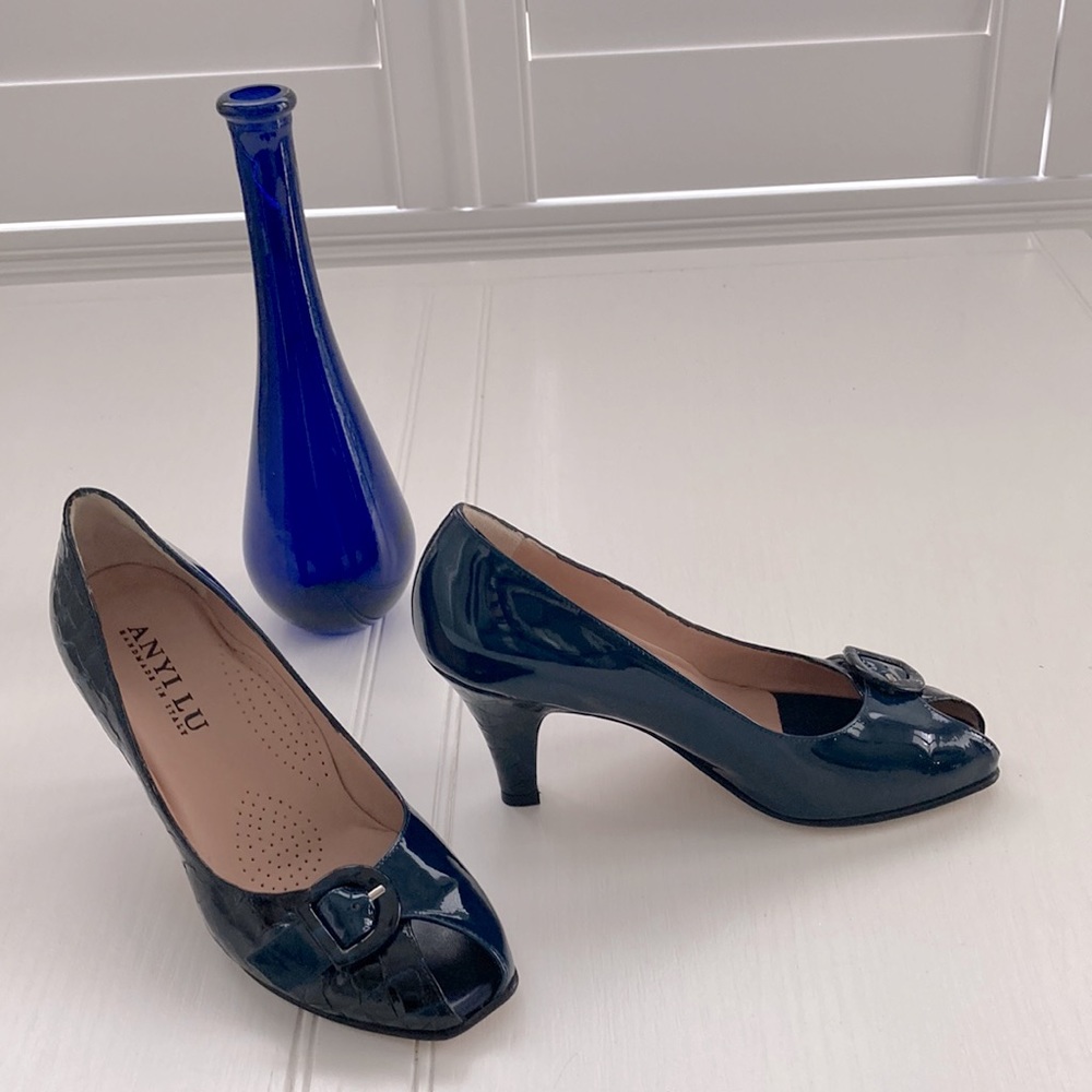 Anyi Lu Peony Pumps in Midnight Crocodile Leather in Royal Navy.  Size EU 37.